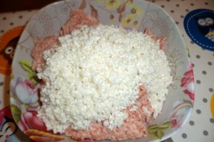 Sarmale despuiate pe pat de mamaliga