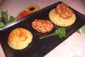 Sarmale despuiate pe pat de mamaliga