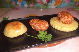 Sarmale despuiate pe pat de mamaliga