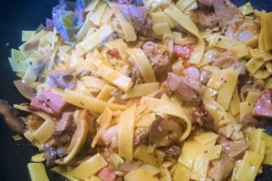 Porc cu taitei lati si cascaval afumat