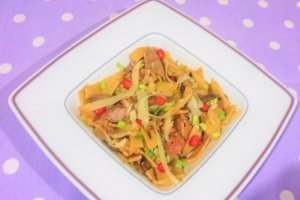 Porc cu taitei lati si cascaval afumat