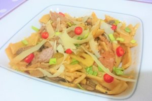 Porc cu taitei lati si cascaval afumat