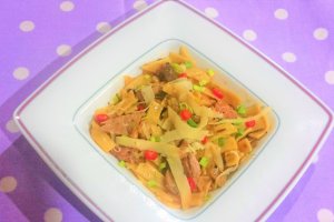 Porc cu taitei lati si cascaval afumat