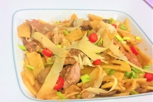 Porc cu taitei lati si cascaval afumat