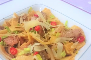 Porc cu taitei lati si cascaval afumat