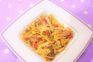 Porc cu taitei lati si cascaval afumat