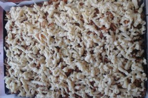 Desert prajitura cu boti, mere si topping de caramel