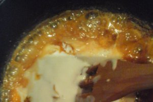 Desert prajitura cu boti, mere si topping de caramel