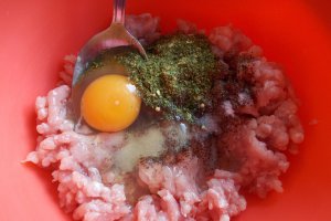 Chiftelute cu cartofi si sos de smantana, la cuptor