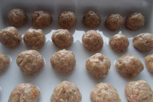 Chiftelute cu cartofi si sos de smantana, la cuptor
