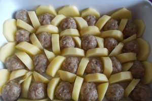 Chiftelute cu cartofi si sos de smantana, la cuptor