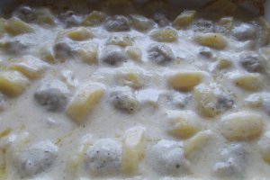 Chiftelute cu cartofi si sos de smantana, la cuptor
