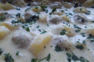 Chiftelute cu cartofi si sos de smantana, la cuptor