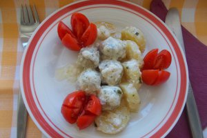 Chiftelute cu cartofi si sos de smantana, la cuptor