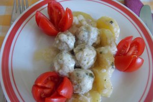 Chiftelute cu cartofi si sos de smantana, la cuptor