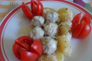 Chiftelute cu cartofi si sos de smantana, la cuptor