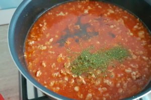 Paste cu carne de porc in sos de rosii aromat