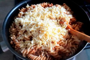 Paste cu carne de porc in sos de rosii aromat
