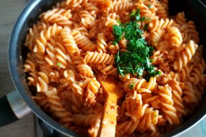 Paste cu carne de porc in sos de rosii aromat