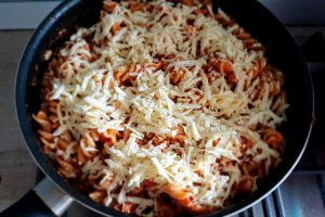 Paste cu carne de porc in sos de rosii aromat