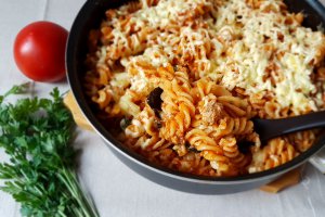 Paste cu carne de porc in sos de rosii aromat