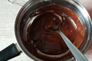 Desert tort cu crema de ciocolata, afine si zmeura - Reteta 800