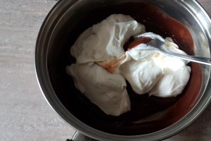 Desert tort cu crema de ciocolata, afine si zmeura - Reteta 800