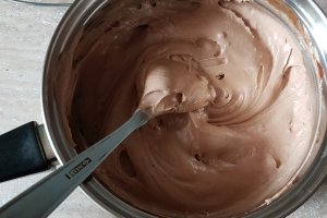 Desert tort cu crema de ciocolata, afine si zmeura - Reteta 800