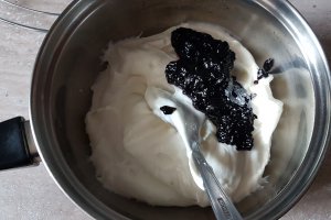 Desert tort cu crema de ciocolata, afine si zmeura - Reteta 800