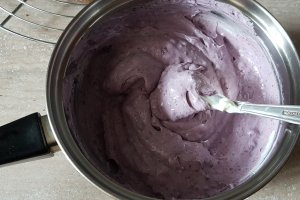 Desert tort cu crema de ciocolata, afine si zmeura - Reteta 800