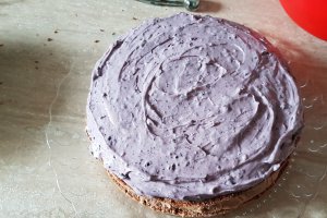 Desert tort cu crema de ciocolata, afine si zmeura - Reteta 800