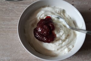 Desert tort cu crema de ciocolata, afine si zmeura - Reteta 800
