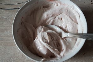 Desert tort cu crema de ciocolata, afine si zmeura - Reteta 800