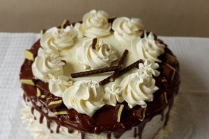 Desert tort cu crema de ciocolata, afine si zmeura - Reteta 800