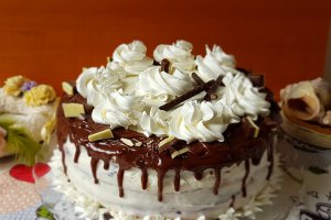 Desert tort cu crema de ciocolata, afine si zmeura - Reteta 800