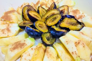 Desert tarta de toamna rasturnata cu mere, prune si gem de prune