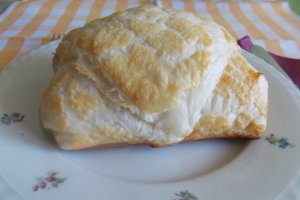 Aperitiv pachetele mic dejun, cu aluat foietaj