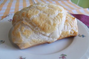 Aperitiv pachetele mic dejun, cu aluat foietaj