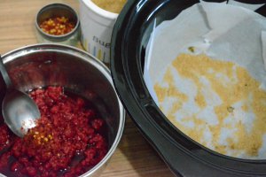 Desert prajitura rasturnata cu zmeura si fulgi de chilli la slow cooker Crock-Pot