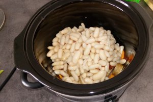 Fasole cu carnati afumati la slow cooker Crock-Pot