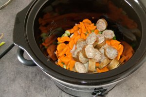 Fasole cu carnati afumati la slow cooker Crock-Pot