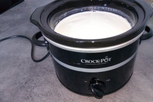 Branza proaspata de vaci la slow cooker Crock-Pot
