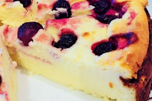 Desert prajitura pufoasa cu branza dulce si visine