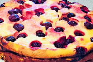 Desert prajitura pufoasa cu branza dulce si visine