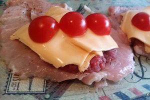Rulada de porc cu branza cheddar
