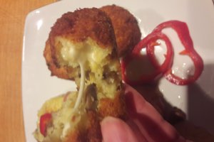 Aperitiv chiftele de orez cu miez de cascaval