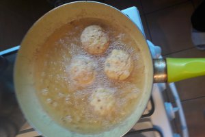 Aperitiv chiftele de orez cu miez de cascaval
