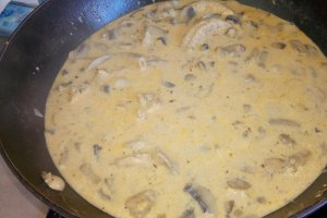 Piept de pui cu ciuperci, smantana si vin alb
