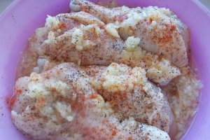 Ciocanele de pui la gratar, cu rondele de cartofi si morcovi la aburi