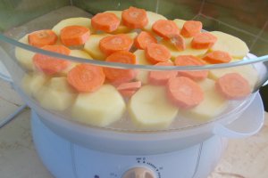 Ciocanele de pui la gratar, cu rondele de cartofi si morcovi la aburi